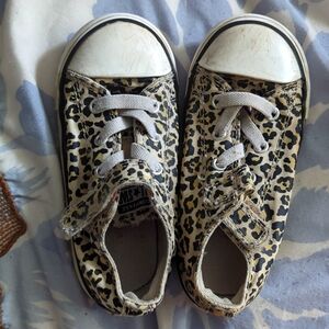 Girls Converse leopard print sneakers. Velcro. Size 9.